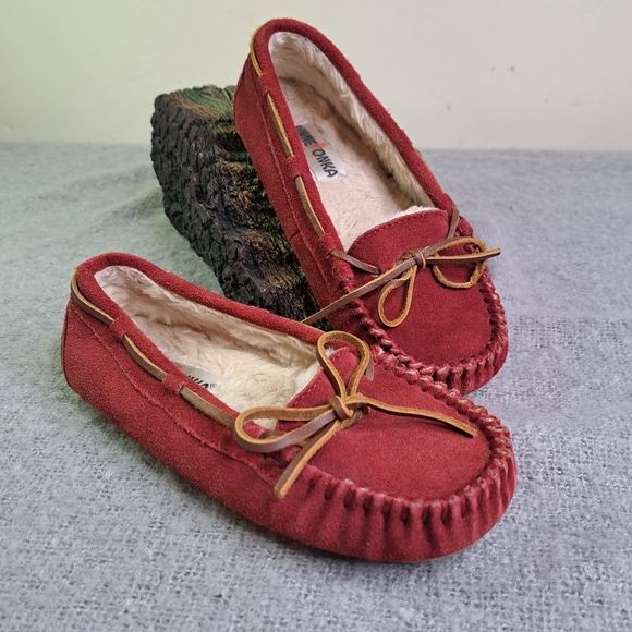 Minnetonka Shoes - Minnetonka Moccasins Women's Size 5 Red Leather Fur Lined Winter Slippers